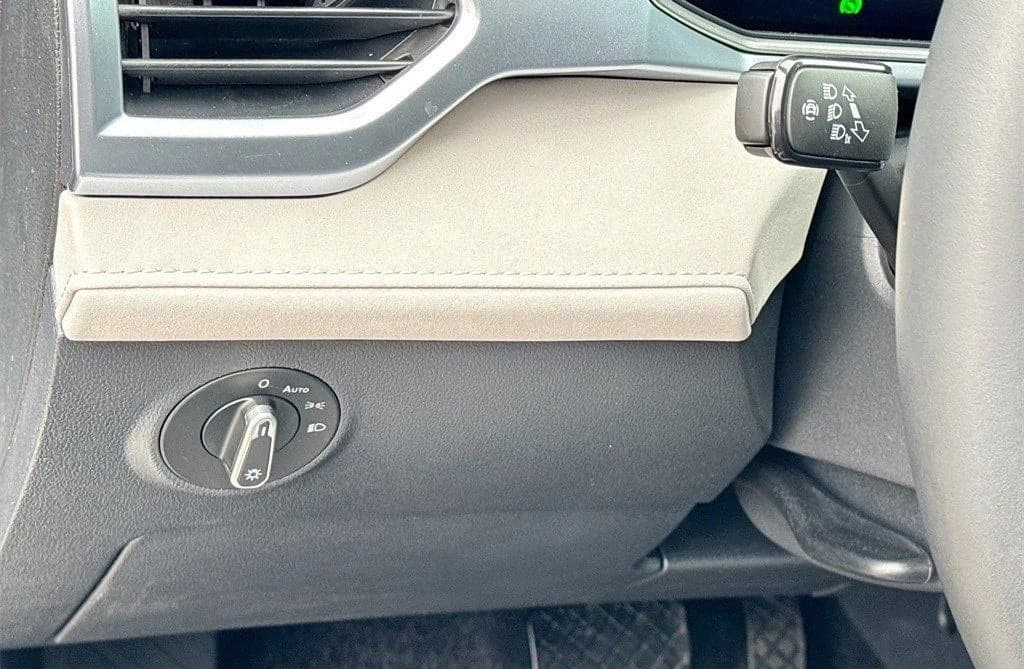 Volkswagen Taos SE FWD 2025 — side view