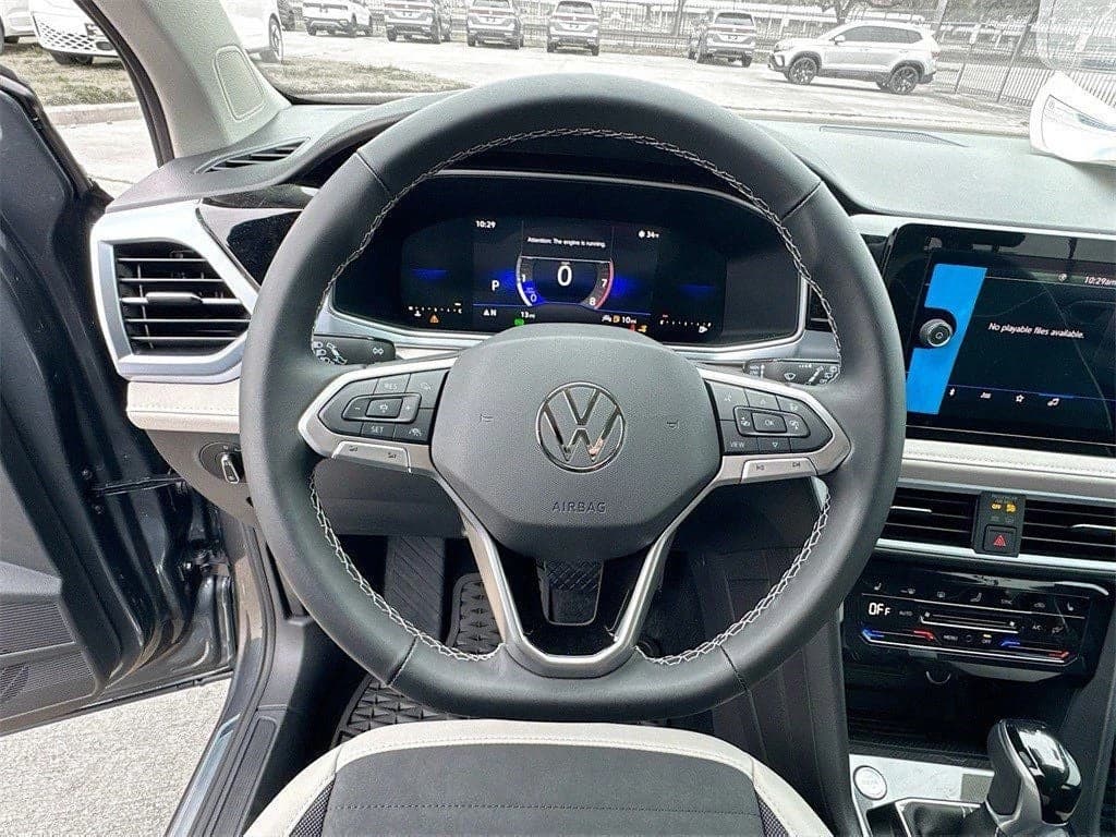 Volkswagen Taos SE FWD 2025 — side view