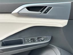 Volkswagen Taos SE FWD 2025 — side view