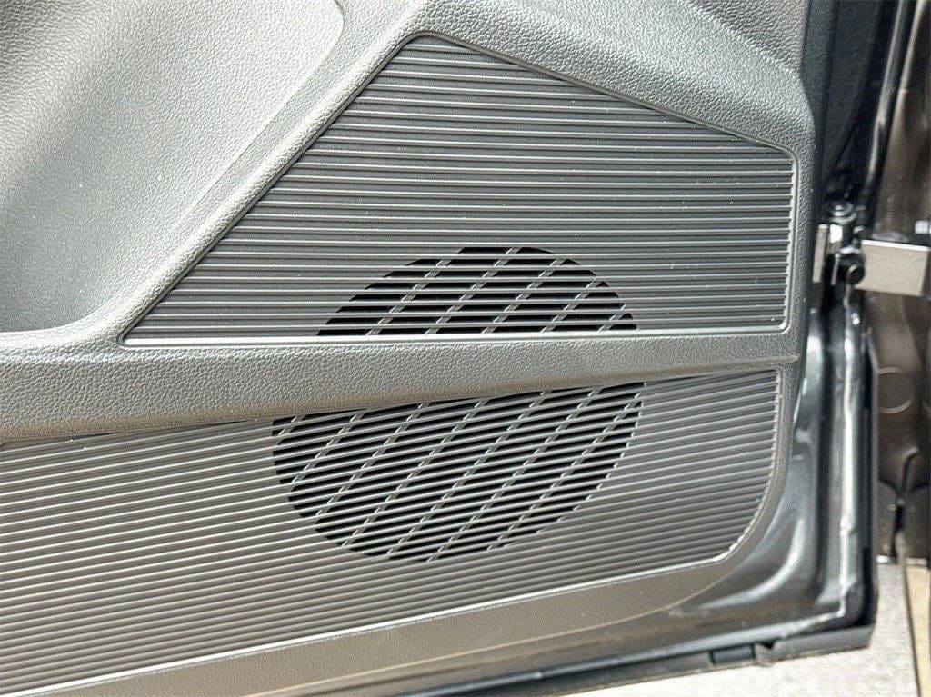 Volkswagen Taos SE FWD 2025 — side view