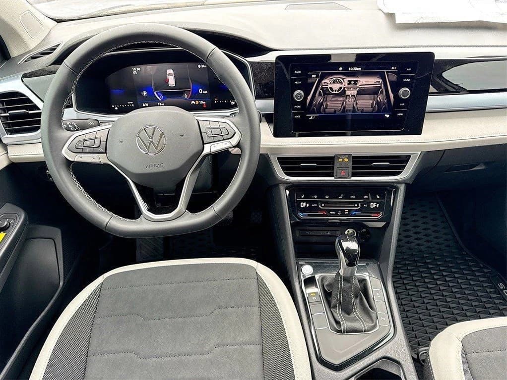 Volkswagen Taos SE FWD 2025 — side view