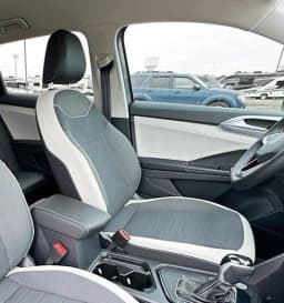Volkswagen Taos SE FWD 2025 — side view