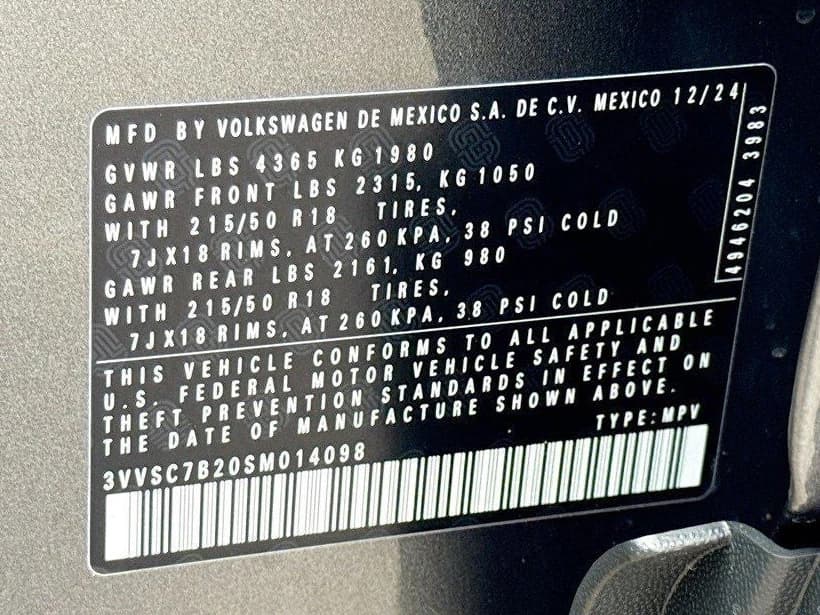 Volkswagen Taos SE FWD 2025 — side view