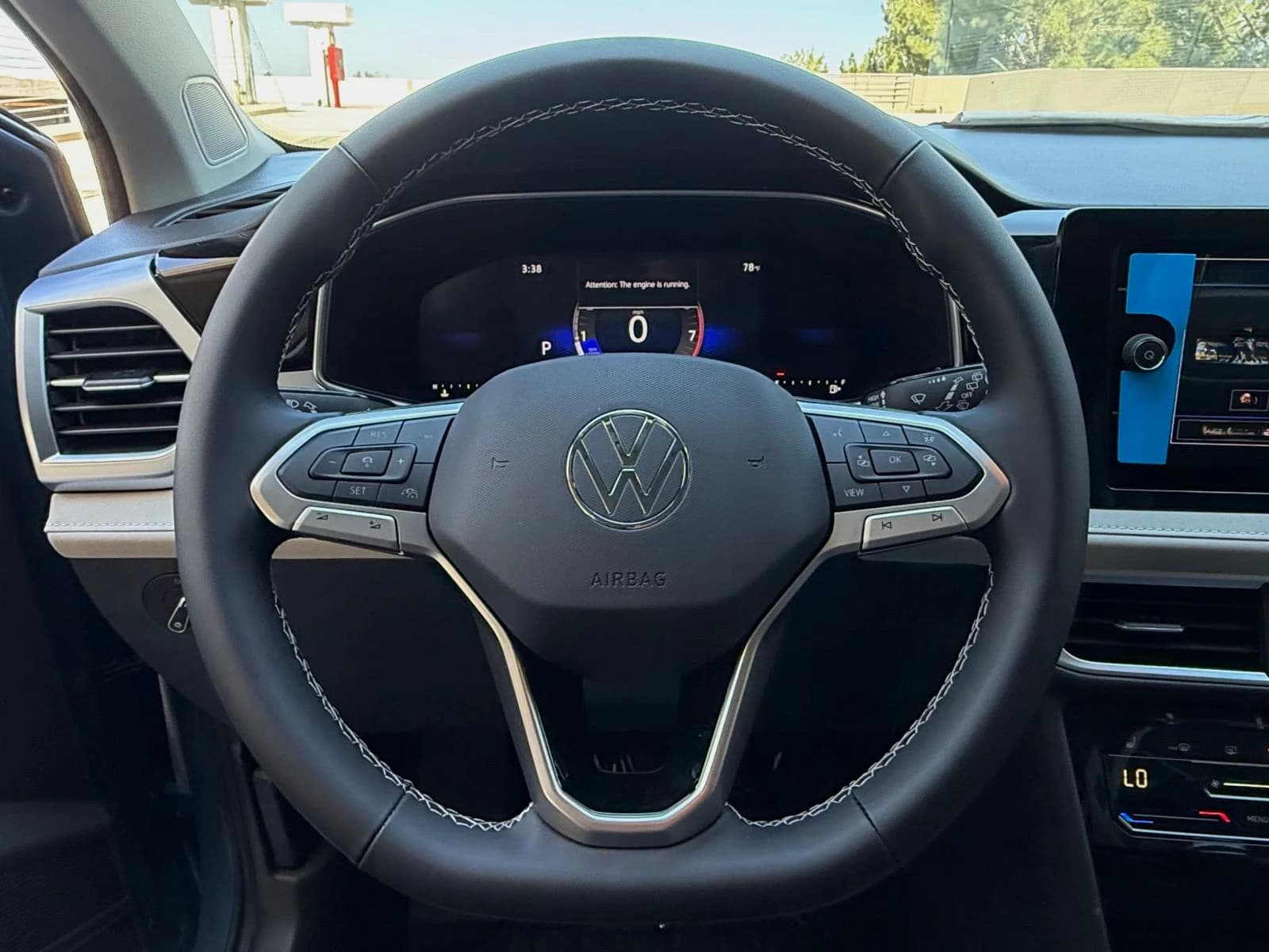 Volkswagen Taos SE FWD 2026 — side view