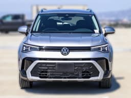 Volkswagen Taos SE FWD 2025 — side view