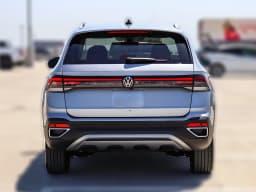 Volkswagen Taos SE FWD 2025 — side view