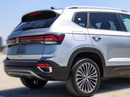 Volkswagen Taos SE FWD 2025 — side view