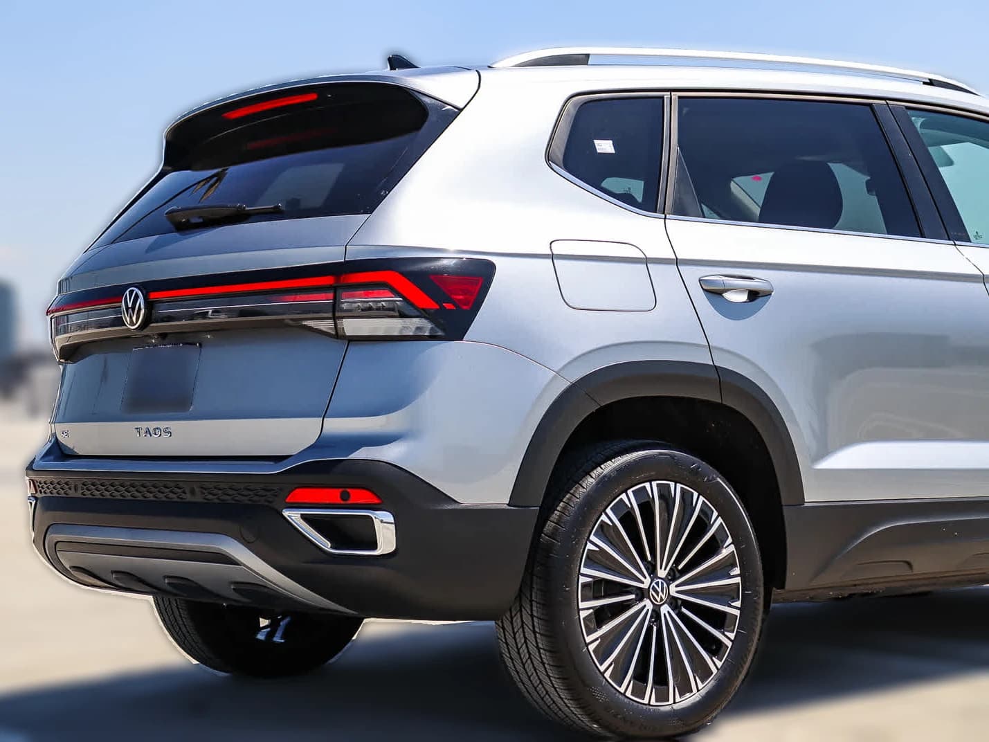 Volkswagen Taos SE FWD 2025 — side view