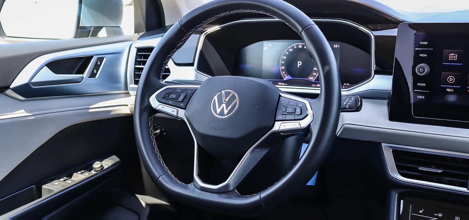 Volkswagen Taos SE FWD 2025 — side view