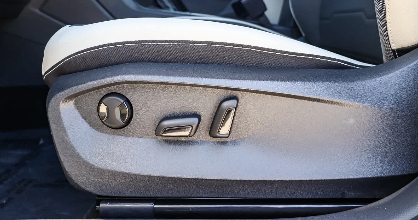 Volkswagen Taos SE FWD 2025 — side view