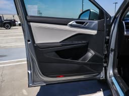 Volkswagen Taos SE FWD 2025 — side view
