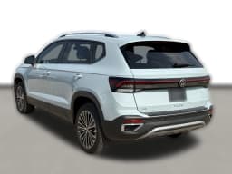 Volkswagen Taos SE FWD 2025 — side view