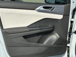 Volkswagen Taos SE FWD 2025 — side view