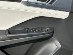 Volkswagen Taos SE FWD 2025 — side view