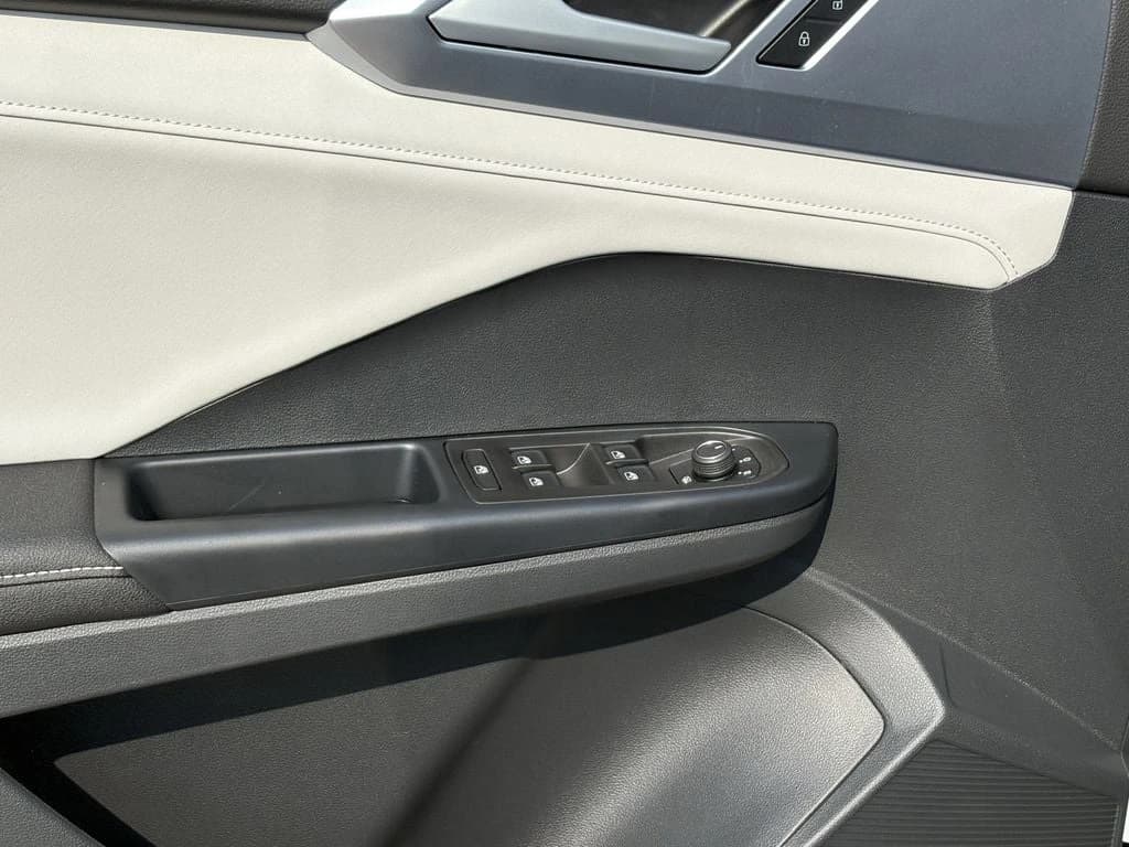Volkswagen Taos SE FWD 2025 — side view
