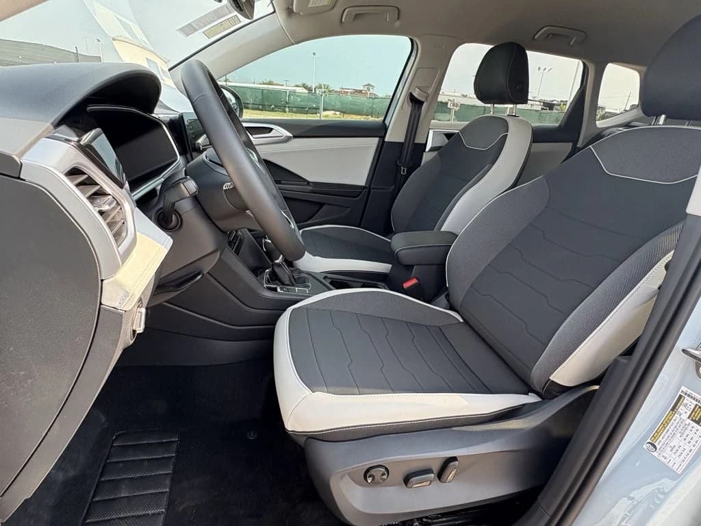 Volkswagen Taos SE FWD 2025 — side view