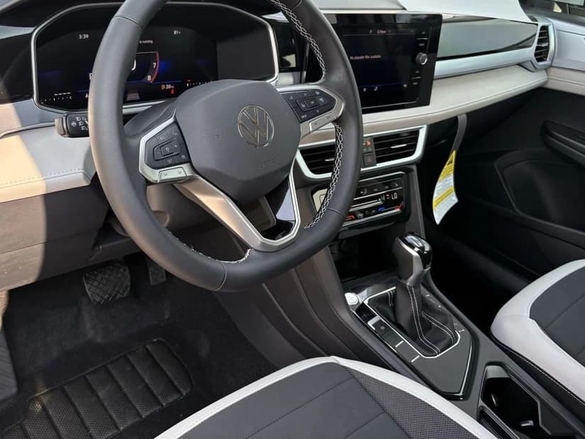Volkswagen Taos SE FWD 2025 — side view