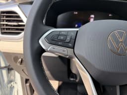 Volkswagen Taos SE FWD 2025 — side view