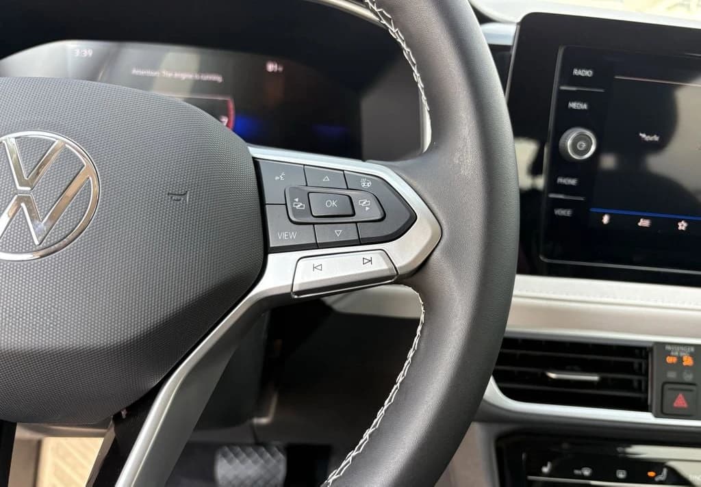 Volkswagen Taos SE FWD 2025 — side view