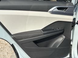 Volkswagen Taos SE FWD 2025 — side view