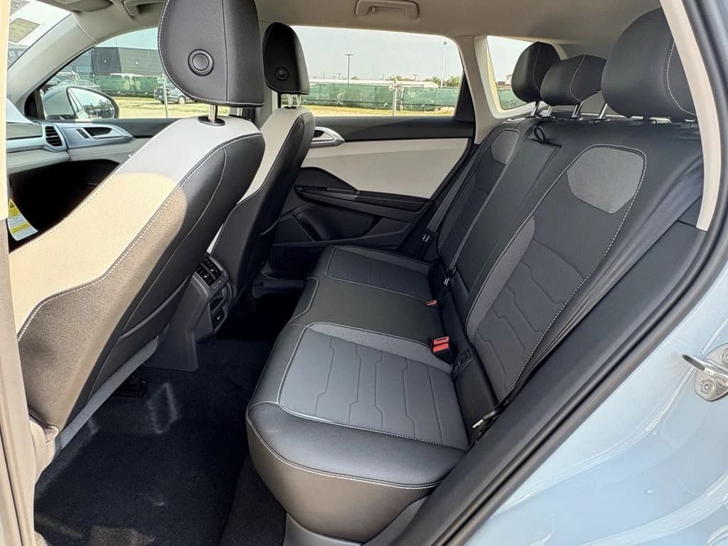 Volkswagen Taos SE FWD 2025 — side view