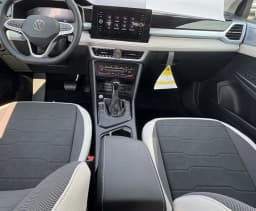 Volkswagen Taos SE FWD 2025 — side view
