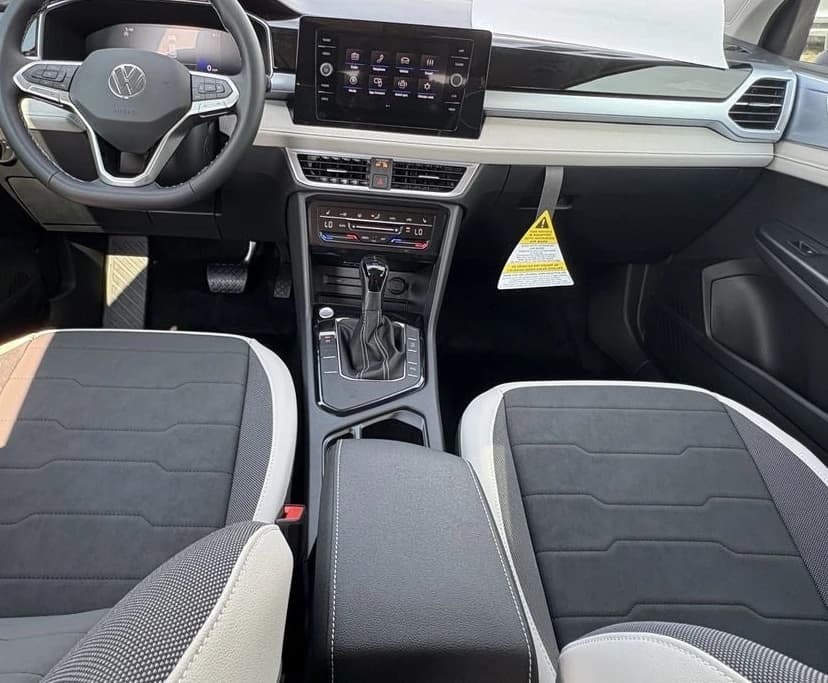 Volkswagen Taos SE FWD 2025 — side view