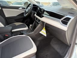 Volkswagen Taos SE FWD 2025 — side view