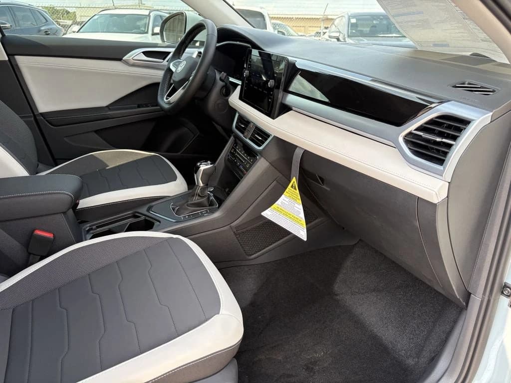 Volkswagen Taos SE FWD 2025 — side view