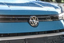 Volkswagen Taos SE FWD 2025 — side view