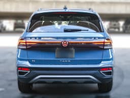 Volkswagen Taos SE FWD 2025 — side view