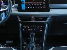 Volkswagen Taos SE FWD 2025 — side view