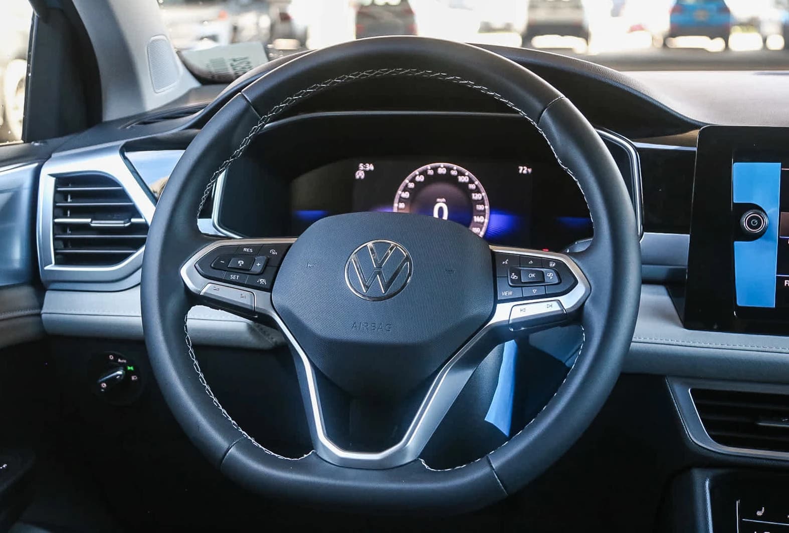 Volkswagen Taos SE FWD 2025 — side view