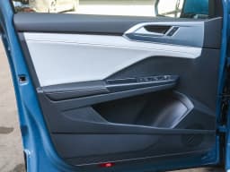Volkswagen Taos SE FWD 2025 — side view