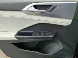 Volkswagen Taos SE FWD 2026 — side view