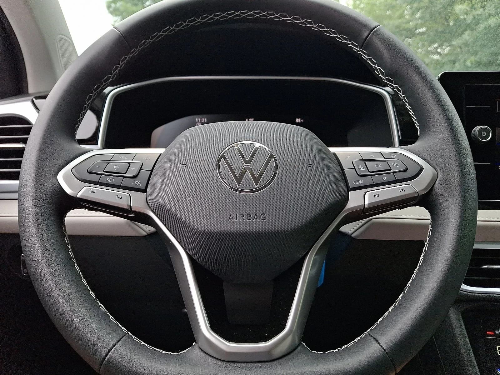 Volkswagen Taos SE FWD 2026 — side view