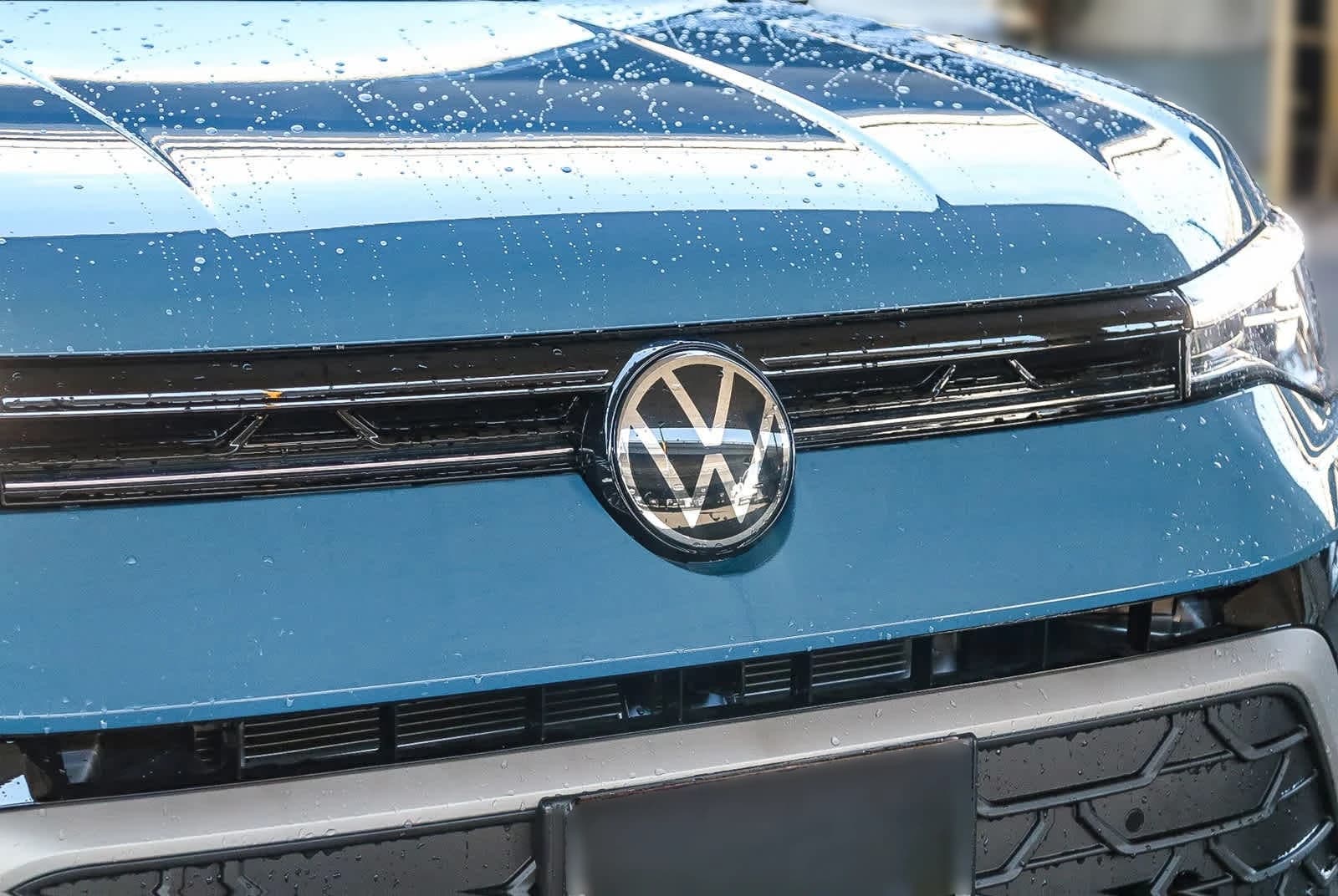 Volkswagen Taos SE FWD 2025 — side view