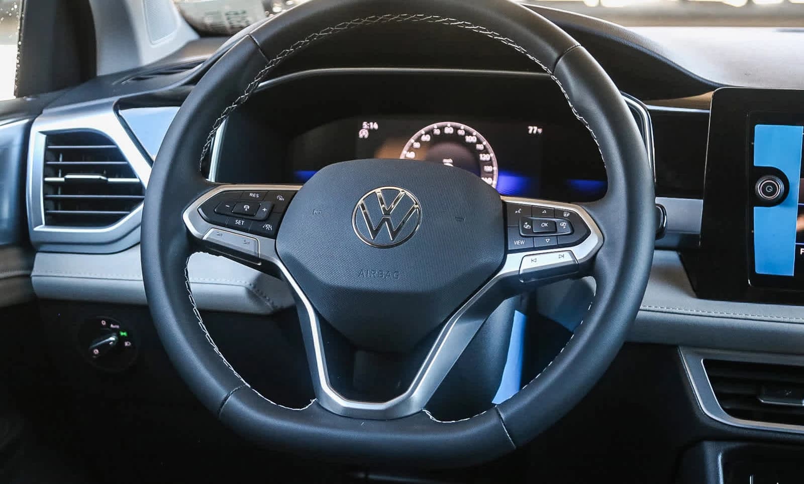 Volkswagen Taos SE FWD 2025 — side view