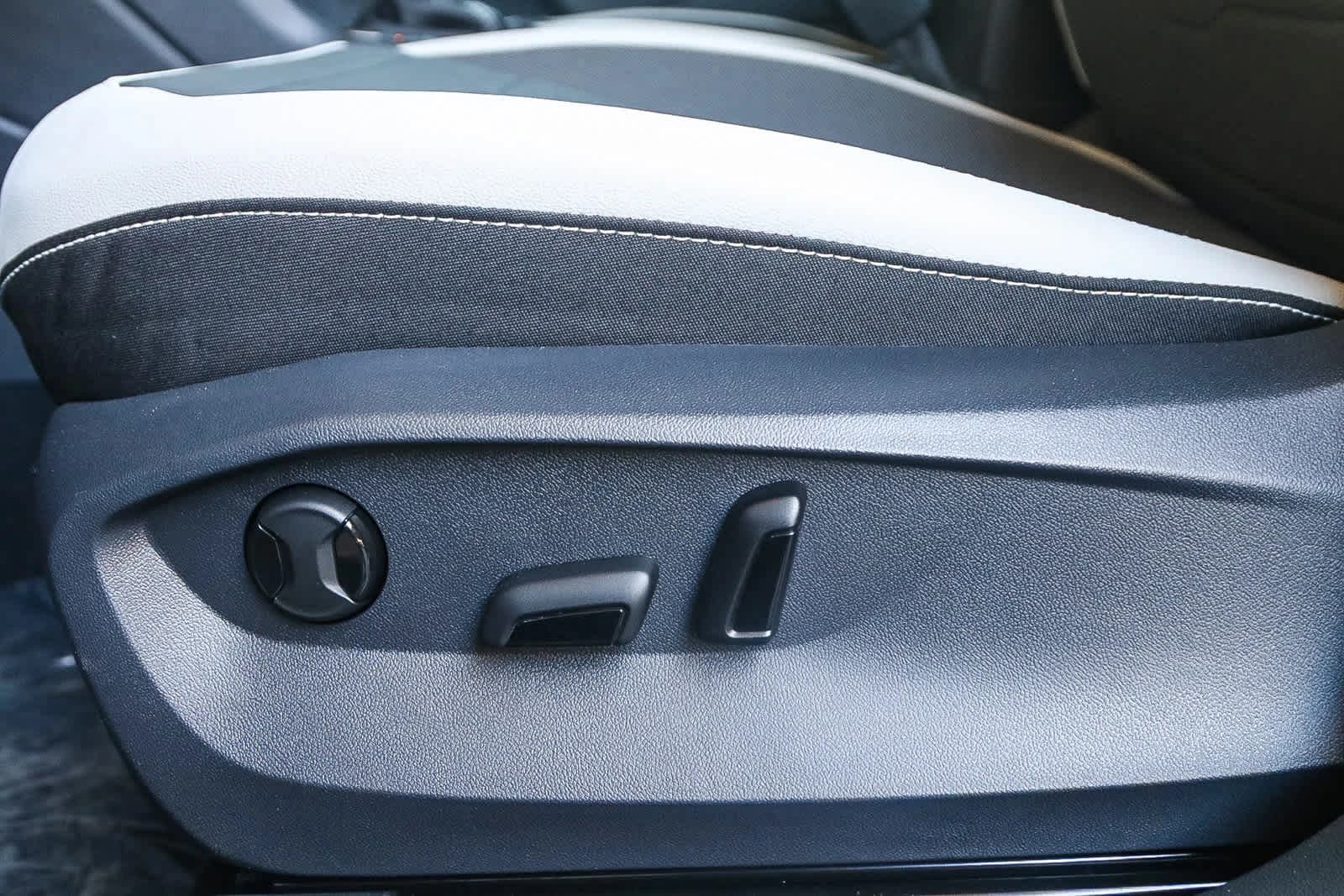 Volkswagen Taos SE FWD 2025 — side view