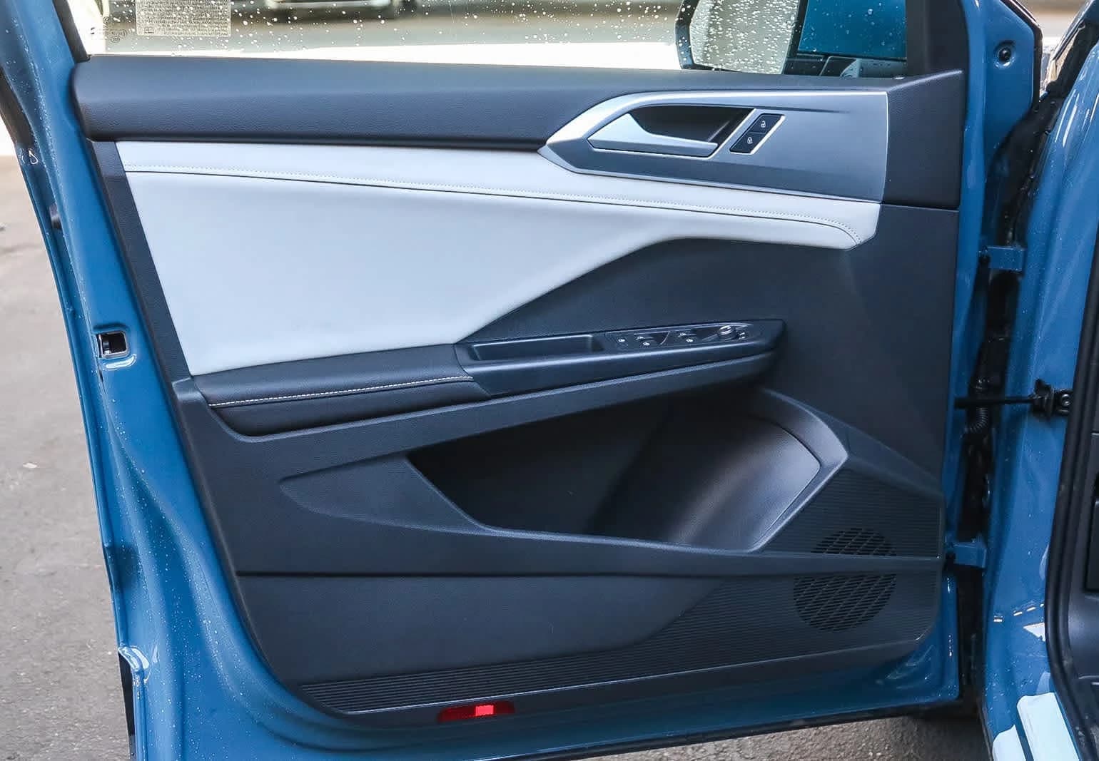 Volkswagen Taos SE FWD 2025 — side view