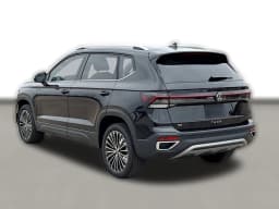 Volkswagen Taos SE FWD 2025 — side view