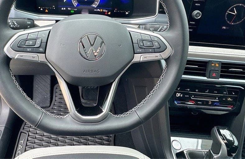 Volkswagen Taos SE FWD 2025 — side view