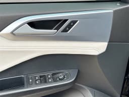 Volkswagen Taos SE FWD 2025 — side view