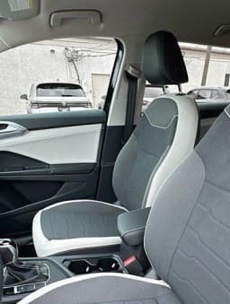 Volkswagen Taos SE FWD 2025 — side view