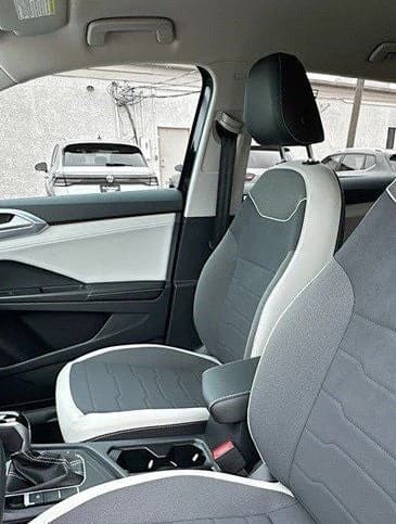 Volkswagen Taos SE FWD 2025 — side view