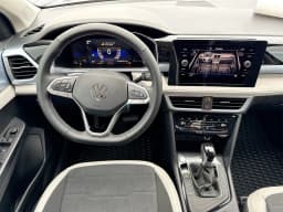 Volkswagen Taos SE FWD 2025 — side view