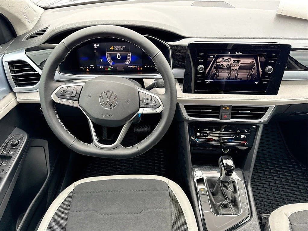 Volkswagen Taos SE FWD 2025 — side view