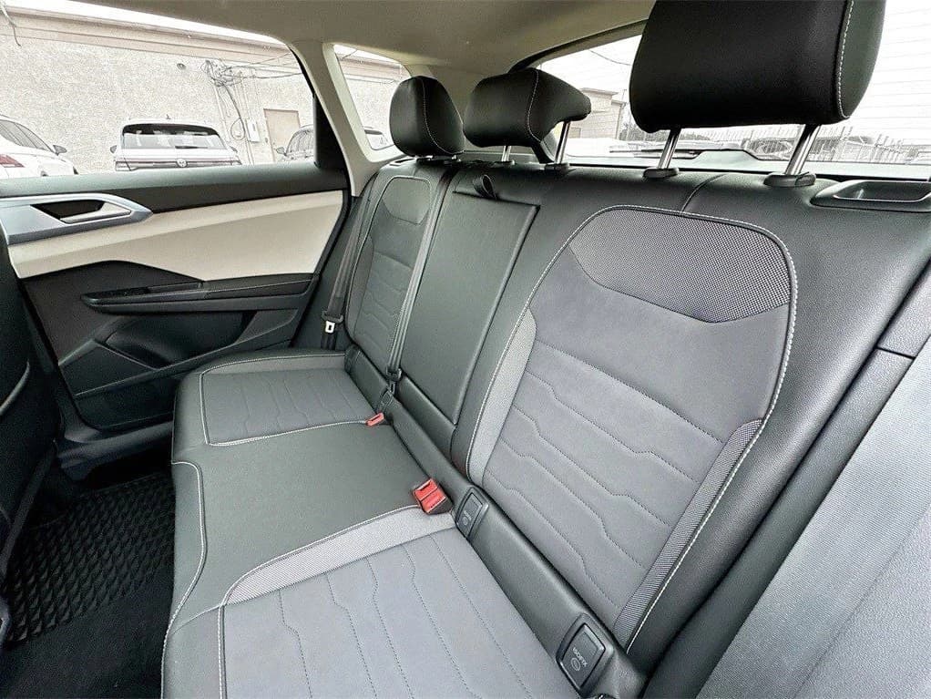 Volkswagen Taos SE FWD 2025 — side view
