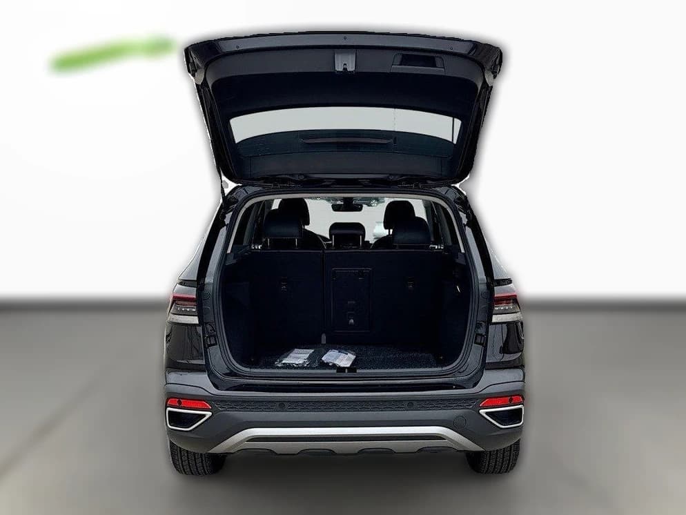 Volkswagen Taos SE FWD 2025 — side view