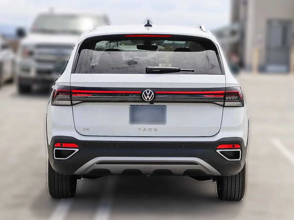 Volkswagen Taos SE FWD 2025 — side view